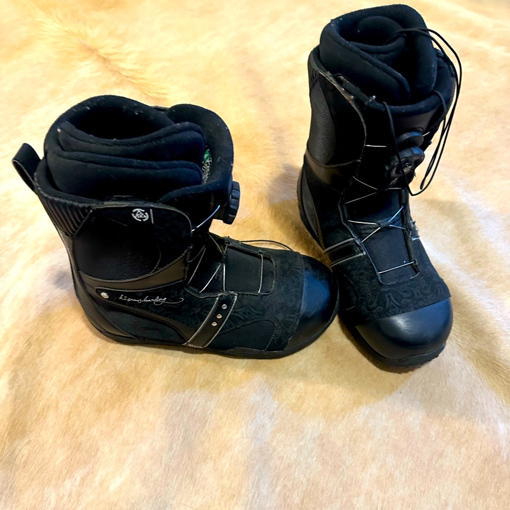 K9 snowboard boots size 9. Used 5 or 6 times.